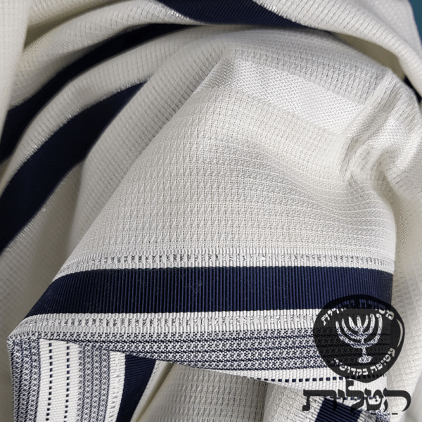 טלית צמר תשבץ קל פסים כחול כהה